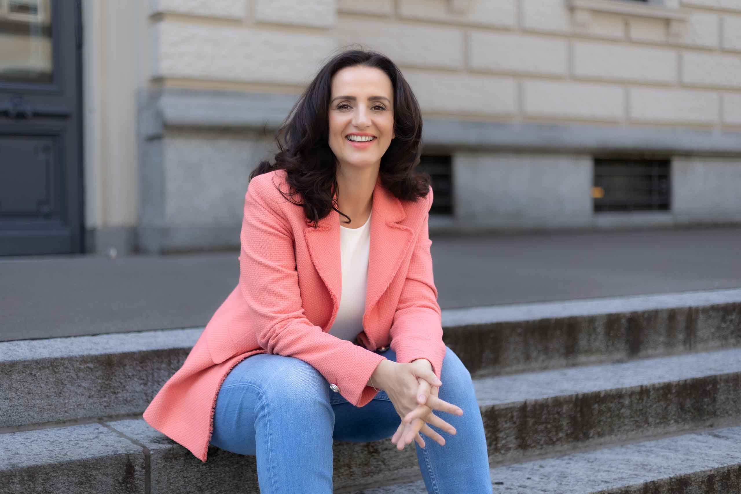 Lifestyle Business Portrait auf Treppe