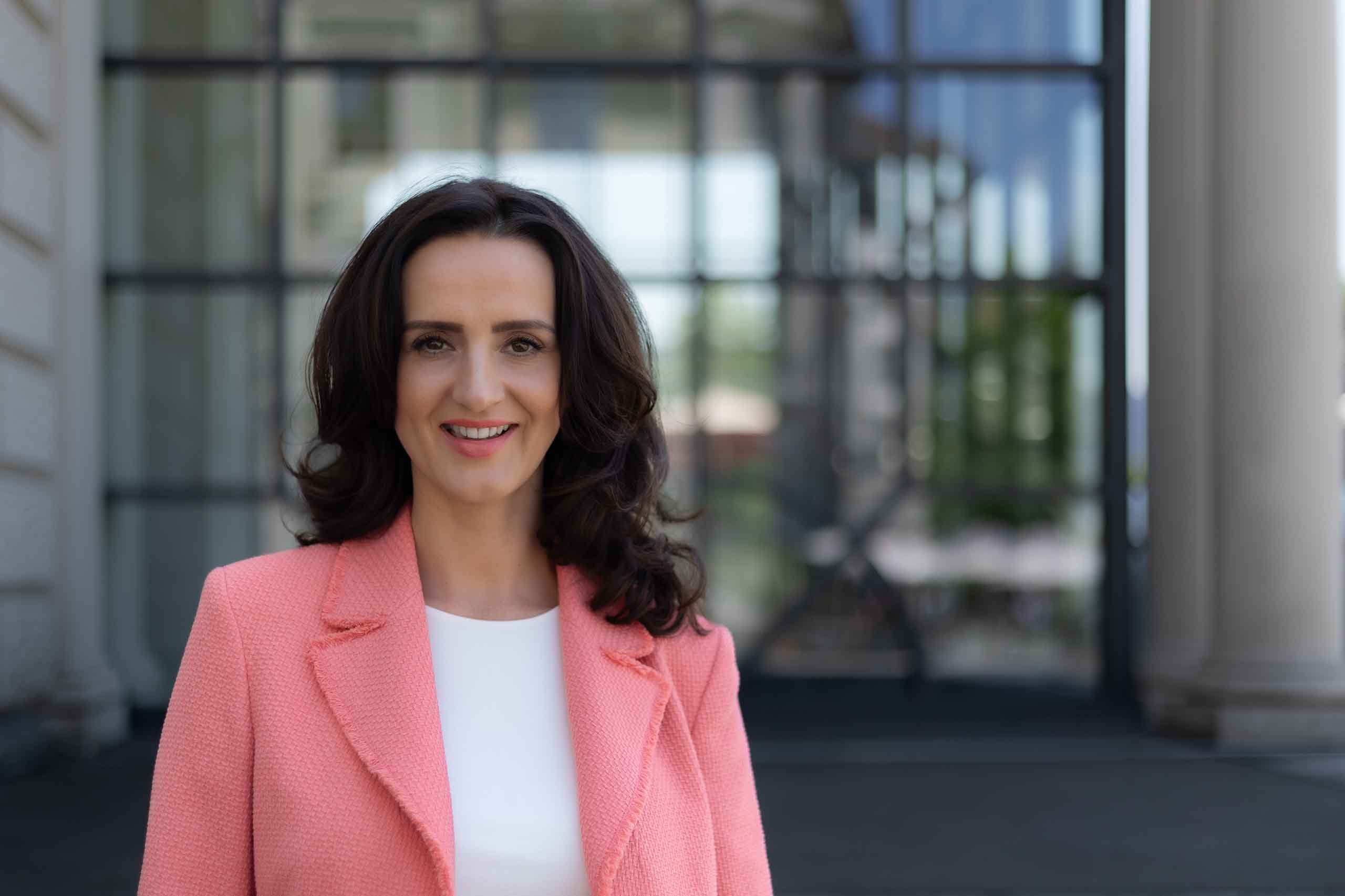Business Portrait mit verspiegeltem Hintergrund
