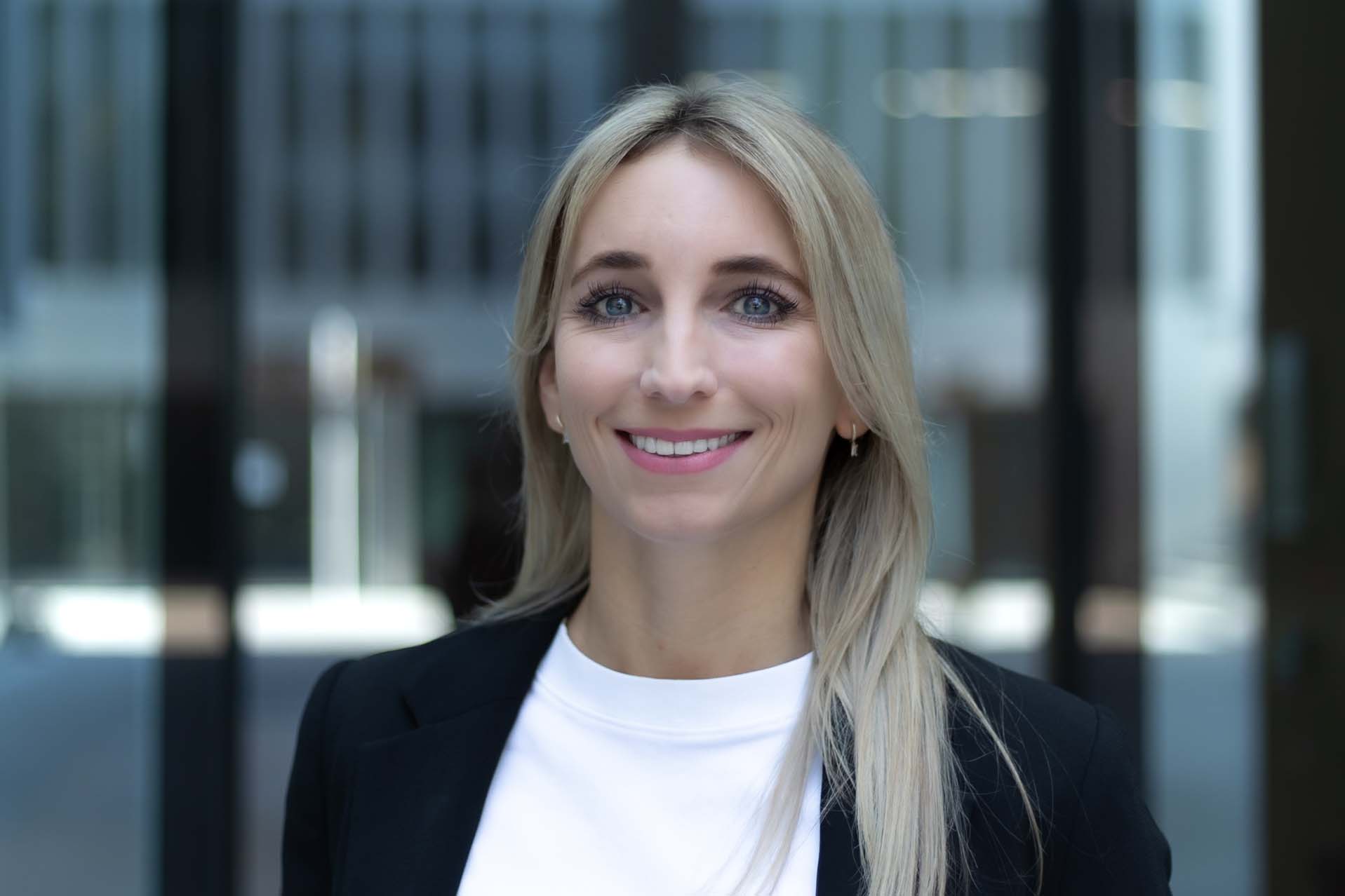 Business Portrait mit verspiegeltem Hintergrund