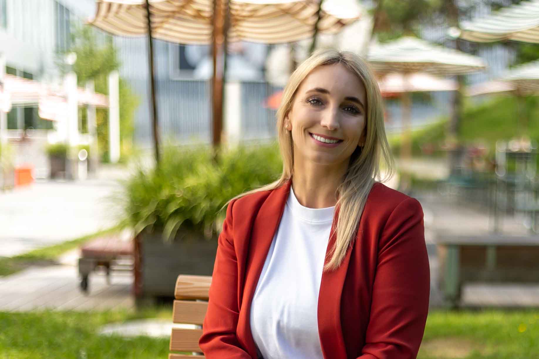 Modernes Business Portrait einer Frau draussen im Sommergarten