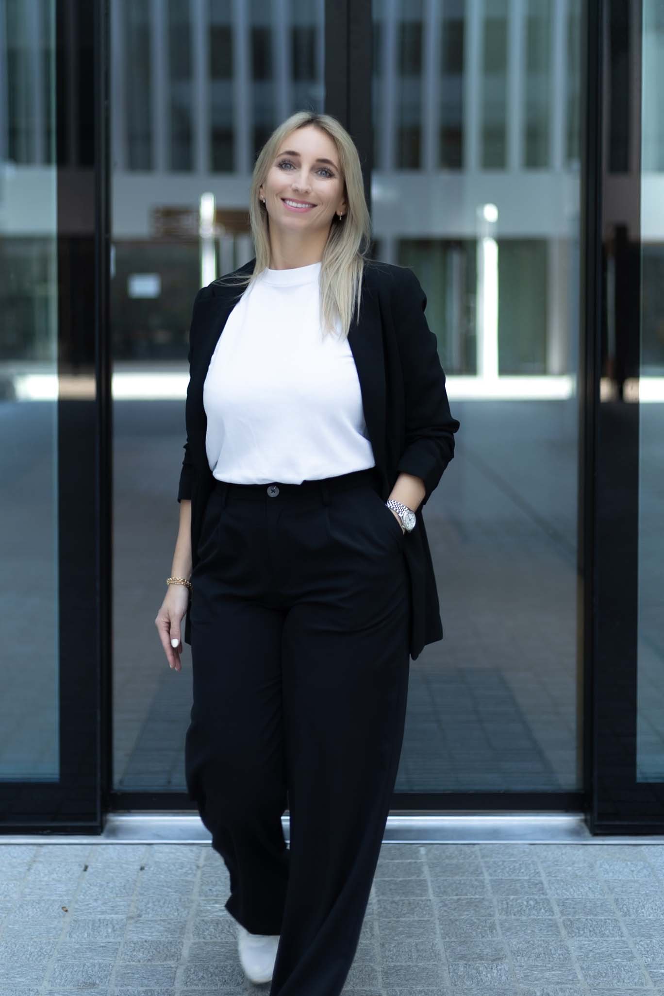 Modernes Business Portrait einer Frau mit Dynamik