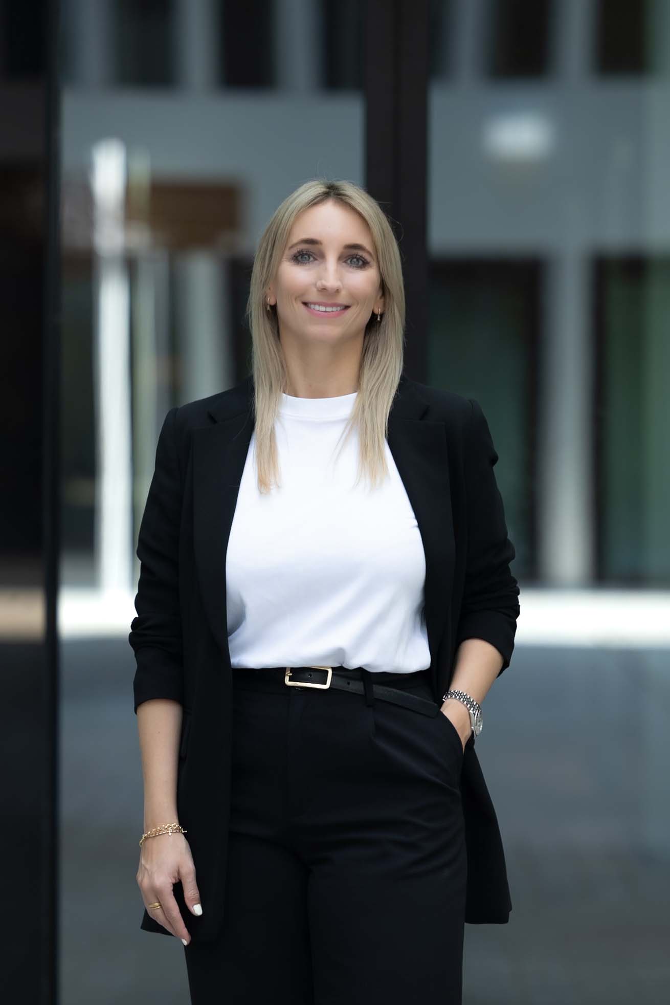 Business Portrait mit verspiegeltem Hintergrund