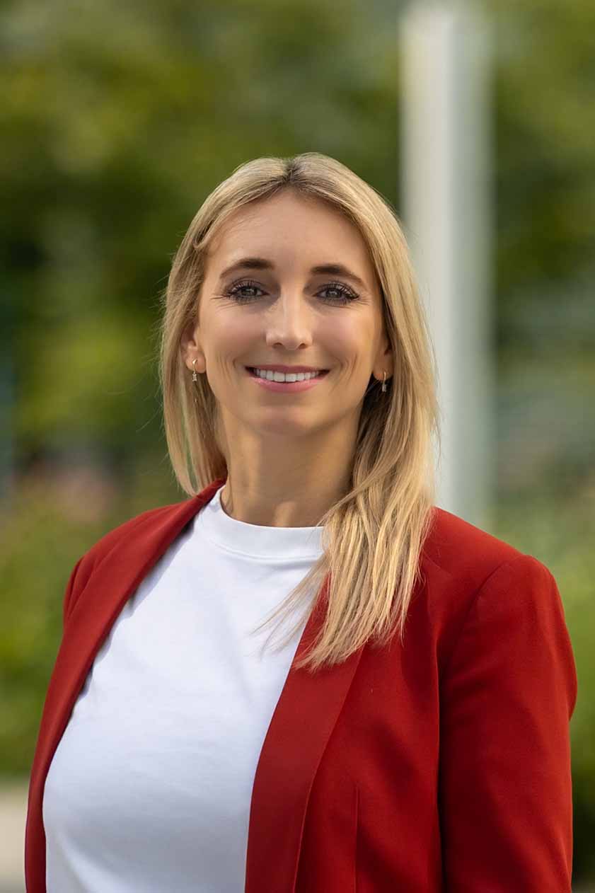 Business Portrait mit rotem Blazer