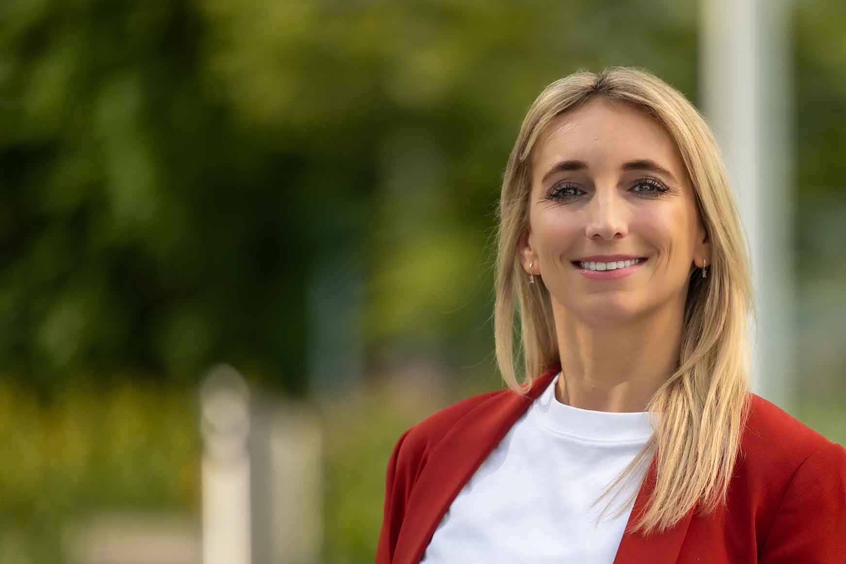 Business Portrait mit rotem Blazer