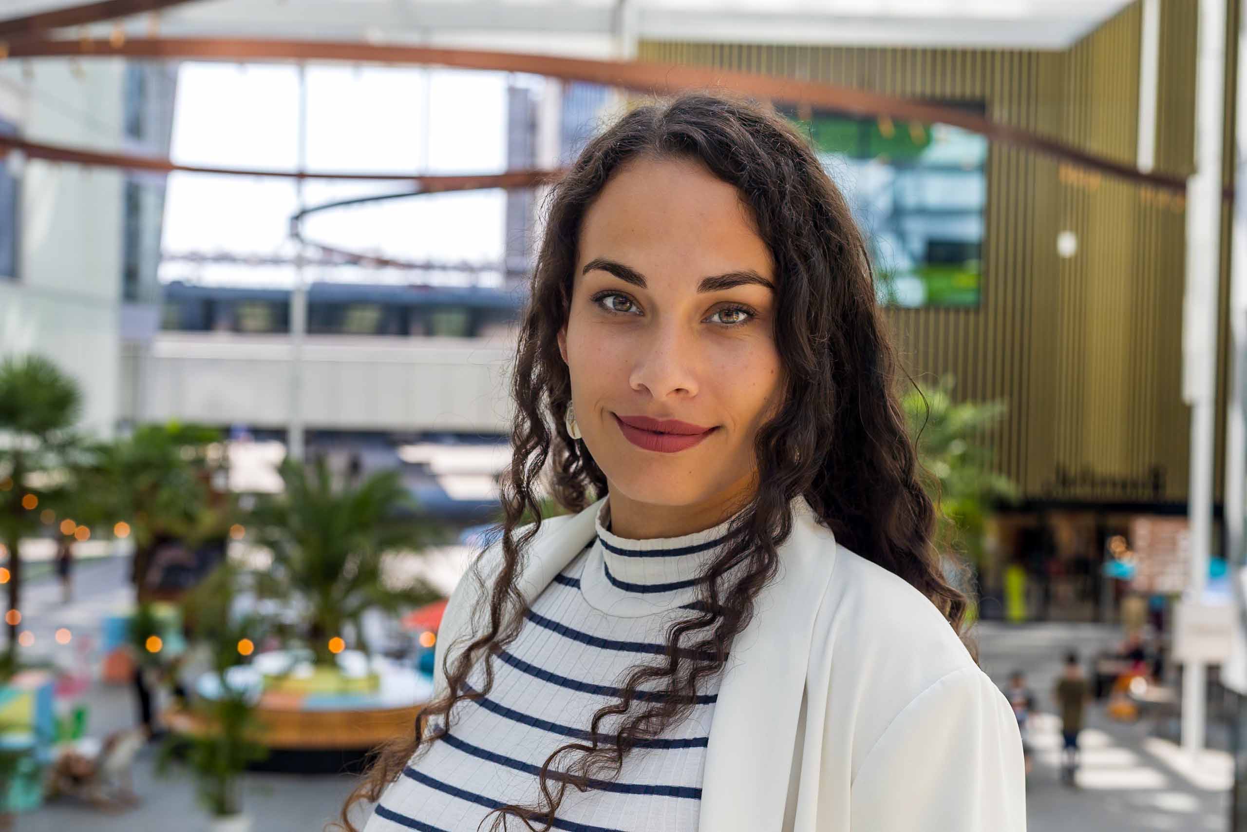 Lifestyle Business Portrait mit Palmen im Hintergrund