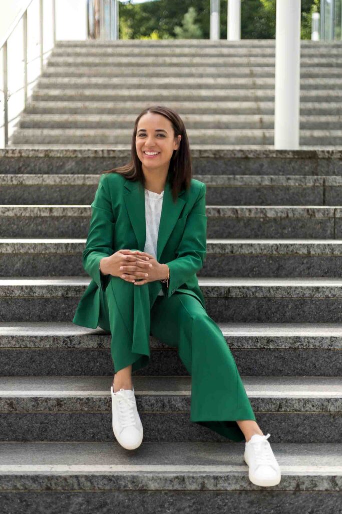 Lifestyle Business Portrait einer Frau im grass grünem Anzug