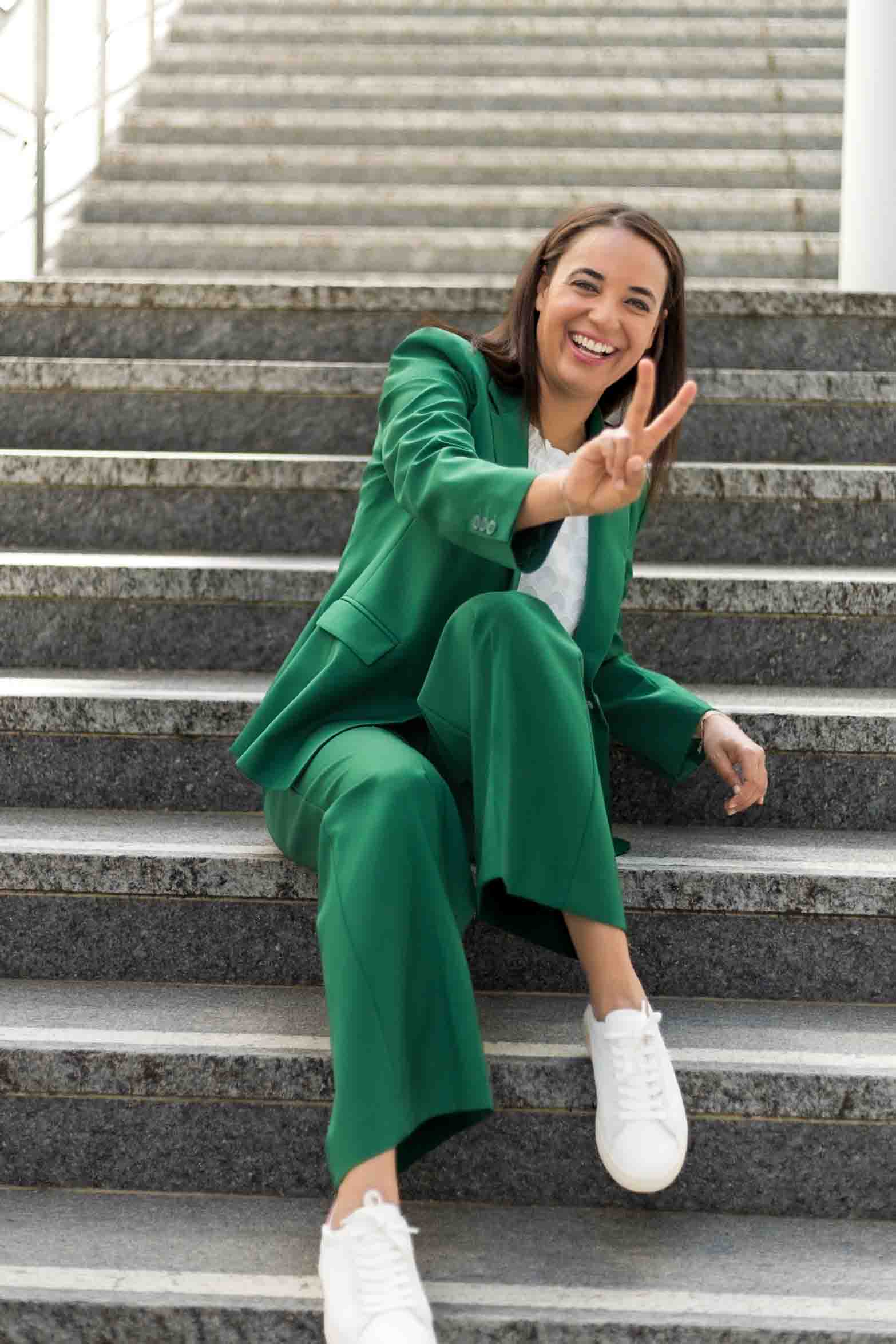 Lifestyle Business Portrait einer Frau im grass grünem Anzug