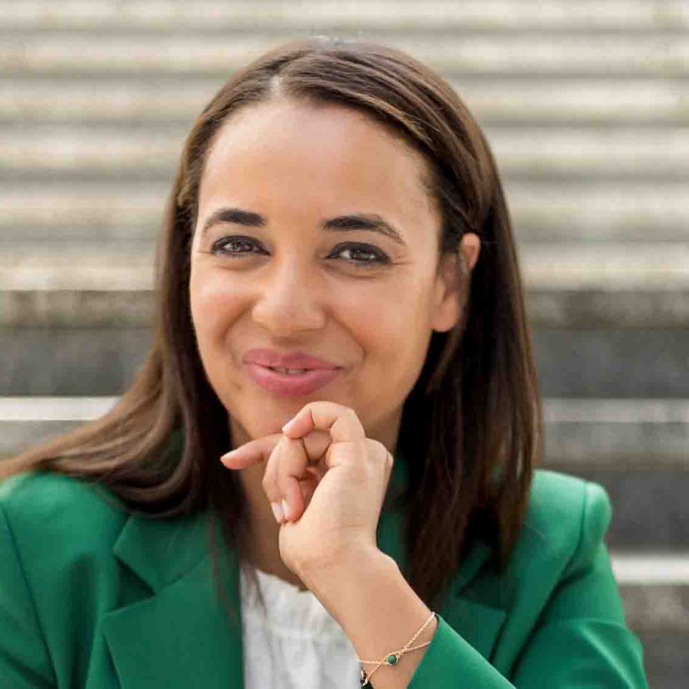 Lifestyle Business Portrait einer Frau im grass grünem Anzug